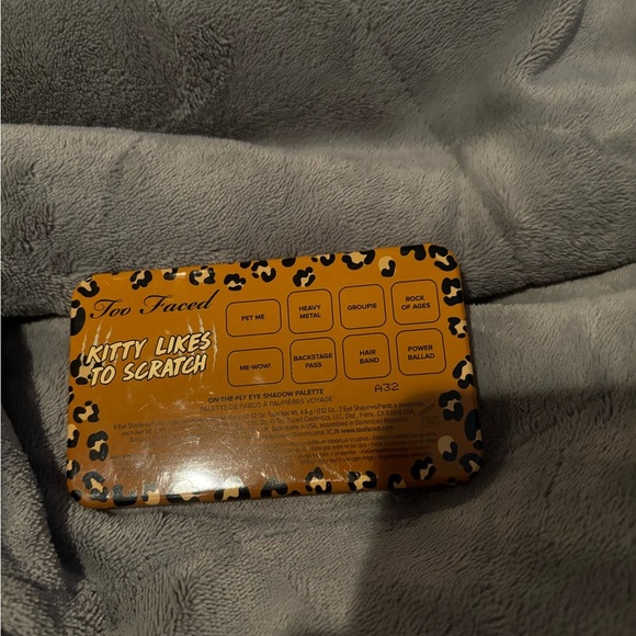 Too faced kitty likes to scratch Eyeshadow Palette with Mirror - Multi-Color - Picture 4 of 4